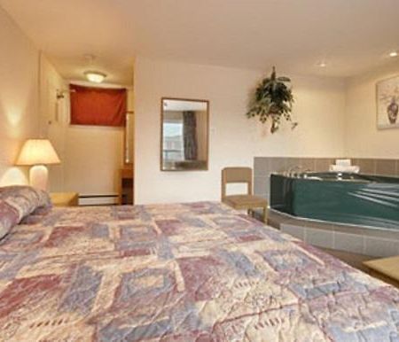 Super 8 By Wyndham Kingston Otel Oda fotoğraf