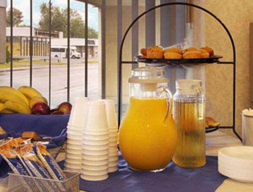 Super 8 By Wyndham Kingston Otel Dış mekan fotoğraf